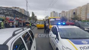В Киеве маршрутка сбила людей на остановке, есть погибшие