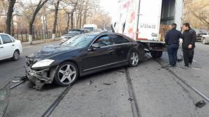 ДТП в Алматы: «Газель» ударила Mercedes и упала сверху