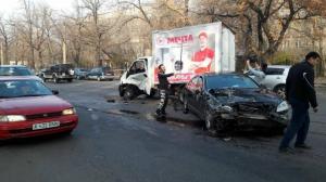 ДТП в Алматы: «Газель» ударила Mercedes и упала сверху