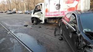 ДТП в Алматы: «Газель» ударила Mercedes и упала сверху