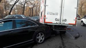 ДТП в Алматы: «Газель» ударила Mercedes и упала сверху