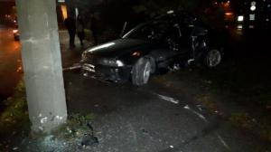 Водитель BMW врезался в столб в Алматы