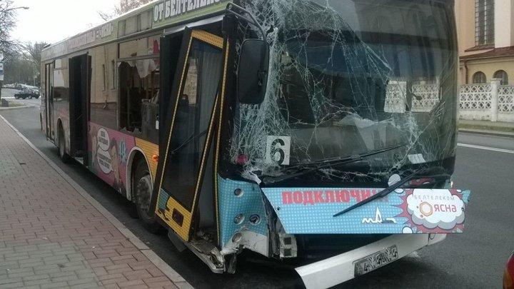 В Гродно маршрутный автобус врезался в столб
