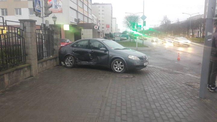 В Орше столкнулись Nissan и Dodge: 7-летняя девочка в реанимации
