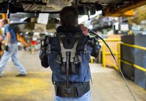 Ford оденет работников заводов в экзоскелеты