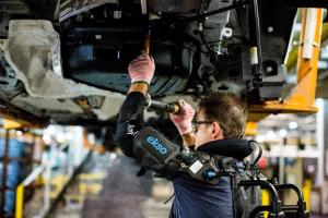 Ford оденет работников заводов в экзоскелеты