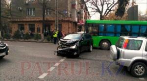 Два кроссовера столкнулись на оживленном перекрестке в Алматы