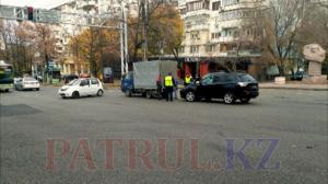 Два кроссовера столкнулись на оживленном перекрестке в Алматы