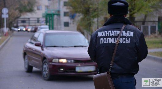 Астанчанка "прокатила" полицейского на капоте авто