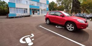 Москвичи смогут фиксировать нарушения на парковках для инвалидов