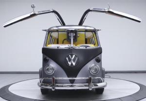 Хиппибас Volkswagen превратили в машину из «Назад в будущее»