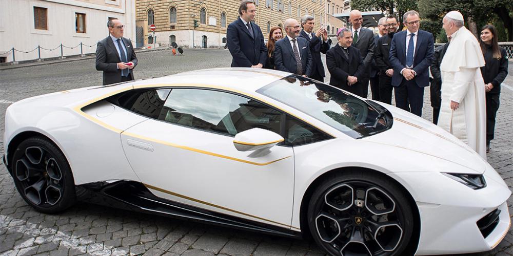 Папе Римскому подарили Lamborghini Huracan

