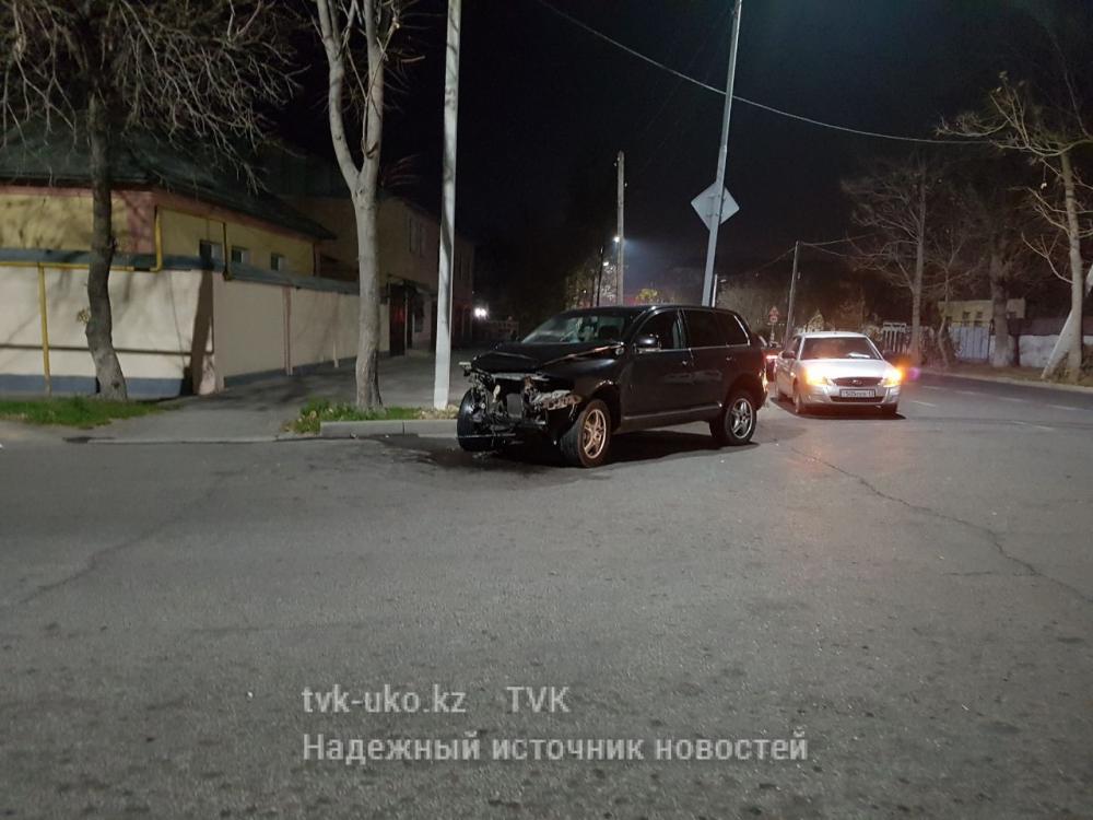 Внедорожник протаранил машину скорой помощи в Шымкенте