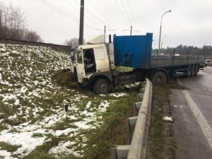 Под Минском фура вылетела в кювет: пострадал водитель