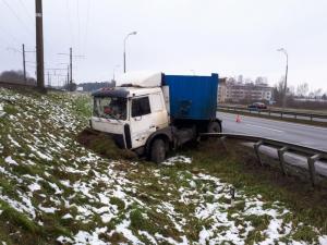 Под Минском фура вылетела в кювет: пострадал водитель
