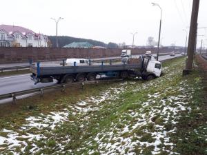Под Минском фура вылетела в кювет: пострадал водитель