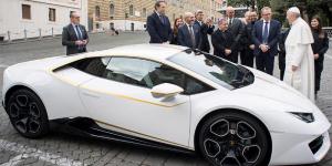 Папе Римскому подарили Lamborghini Huracan

