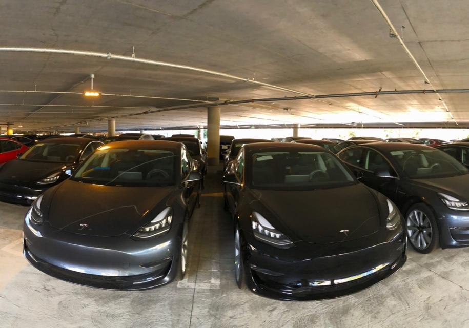 На парковке в США обнаружили несколько десятков Tesla Model 3