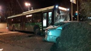 Ночное ДТП в Алматы: Двое в больнице, водитель убежал