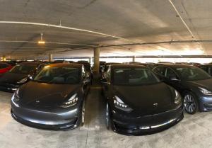 На парковке в США обнаружили несколько десятков Tesla Model 3
