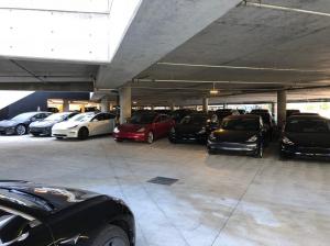 На парковке в США обнаружили несколько десятков Tesla Model 3