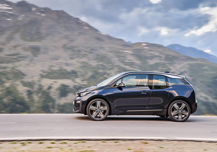 BMW остановит продажи и отзовет все электрокары i3 из-за невысоких женщин