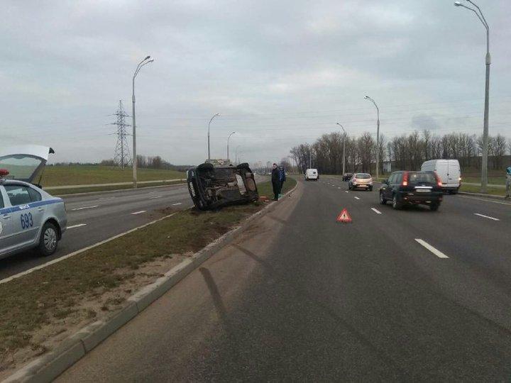 В Минске из-за лопнувшего колеса перевернулся Ford