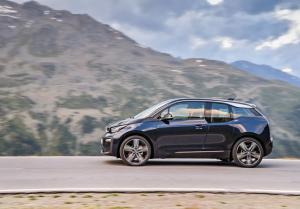 BMW остановит продажи и отзовет все электрокары i3 из-за невысоких женщин