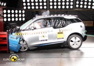 BMW остановит продажи и отзовет все электрокары i3 из-за невысоких женщин