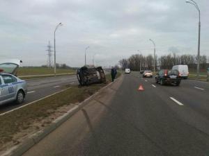 В Минске из-за лопнувшего колеса перевернулся Ford