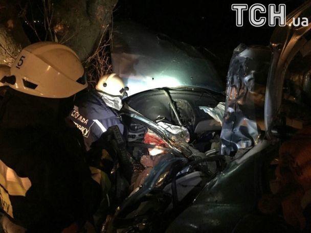 На Украине четыре подростка погибли, врезавшись на большой скорости в дерево