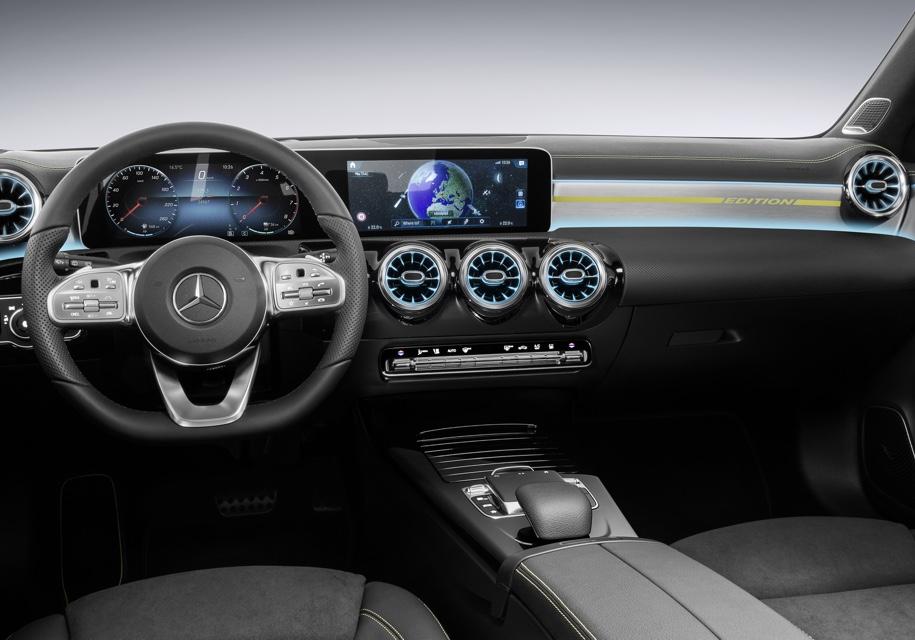Показан интерьер нового Mercedes-Benz A-Class с рулем от флагманской «Эски»