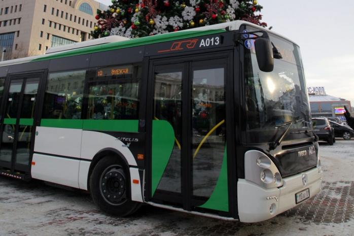 В Астане из автобуса выпала девочка