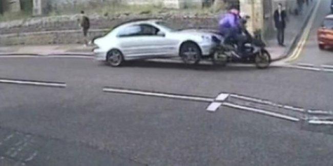 Автомобилист специально врезался в мотоциклиста