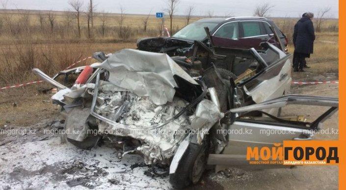 Лобовое столкновение двух авто в ЗКО: 4 человека погибли на месте