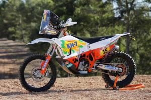 Лайа Санс и её гоночный мотоцикл KTM 450 Rally