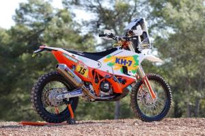 Лайа Санс и её гоночный мотоцикл KTM 450 Rally