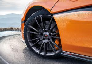 McLaren подготовил свои спорткары к зиме
