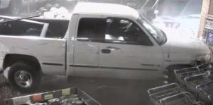 Кража банкомата с помощью пикапа попала на видео