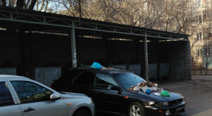 Алматинцу "отомстили" за парковку возле мусорного бака