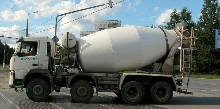 Камера запечатлела жуткое падение бетономешалки в котлован