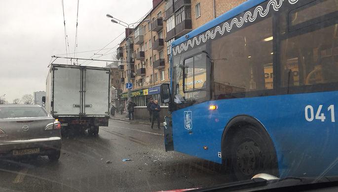 На юго-востоке Москвы столкнулись автобус и несколько машин