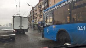 На юго-востоке Москвы столкнулись автобус и несколько машин