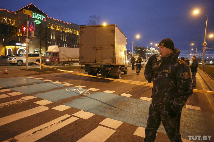В Минске грузовик въехал в пешеходов: погиб ребенок, четыре человека в больнице
