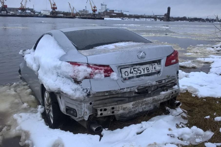В Рыбинске к берегу Волги прибило Lexus из Тюмени