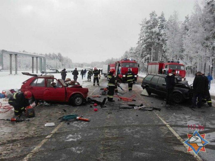 Под Мозырем лоб в лоб столкнулись два VW: один из водителей погиб
