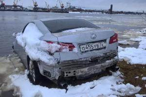 В Рыбинске к берегу Волги прибило Lexus из Тюмени