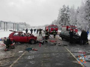 Под Мозырем лоб в лоб столкнулись два VW: один из водителей погиб
