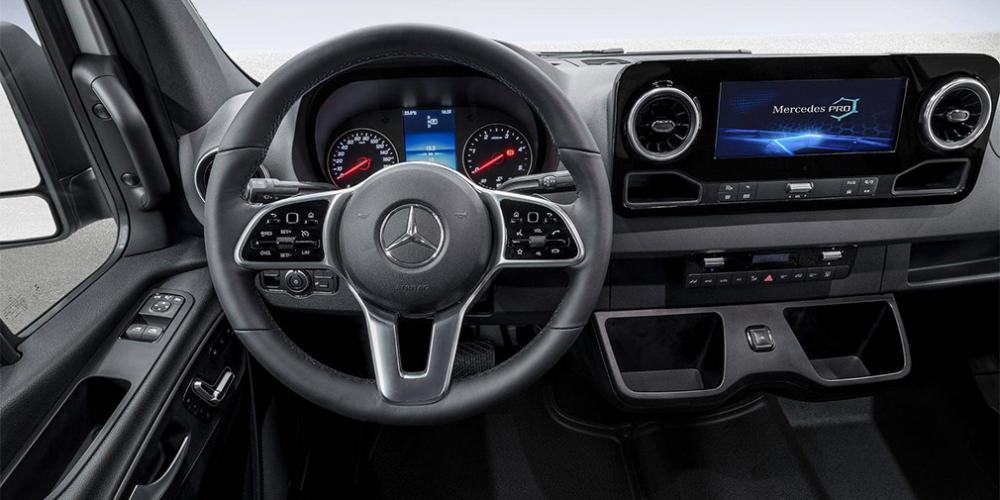 Mercedes рассекретил интерьер Sprinter нового поколения

