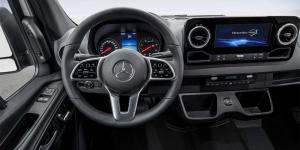 Mercedes рассекретил интерьер Sprinter нового поколения

